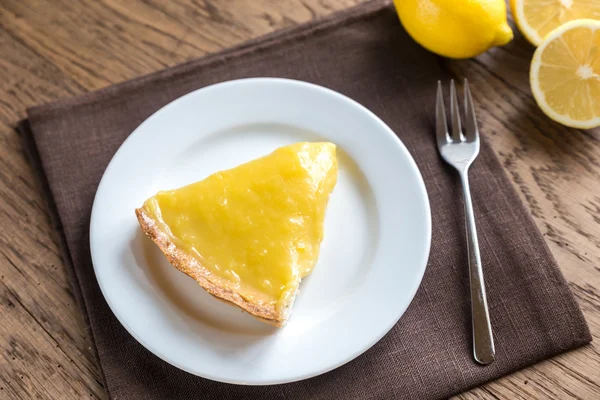 Fatia de torta de limão no prato — Fotografia de Stock
