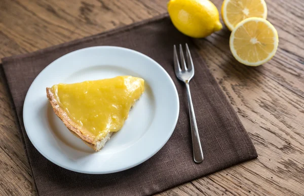 レモンのタルト プレート上のスライス — ストック写真