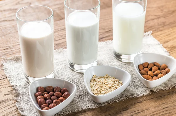 Различные типы немолочного молока — стоковое фото