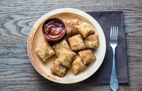 Assiette avec raviolis frits sur la planche de bois — Photo