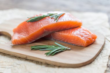 Ahşap tahta üzerinde Çiğ somon