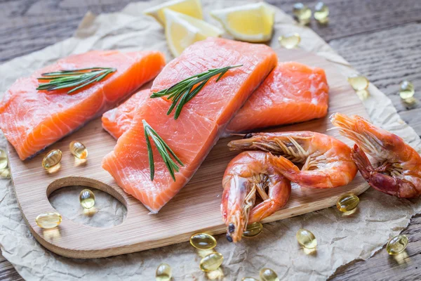 Syrové losos s krevetami na dřevěné desce — Stock fotografie