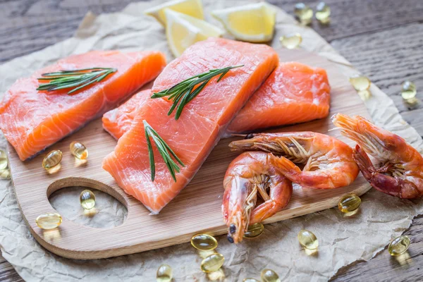 Roher Lachs mit Garnelen auf dem Holzbrett — Stockfoto