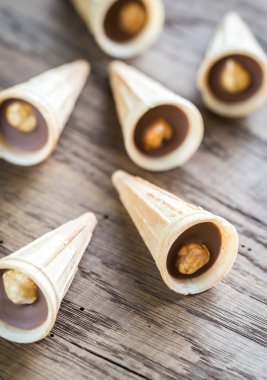 Çıtır Gofret bardağı çikolata ve fındık ile