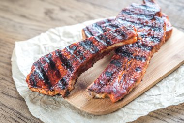 Tahtada ızgara domuz kaburgası.