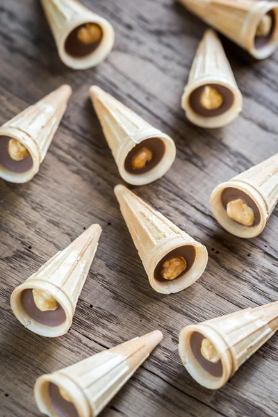 Tasses à gaufres croustillantes au chocolat et noisettes — Photo