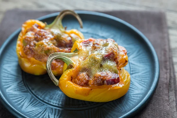Stuffed peppers with sausages and mozzarella topping — Stock Photo, Image