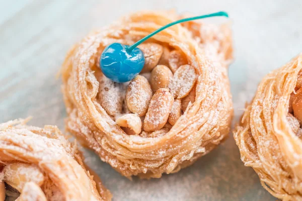 Baklava turca decorata con ciliegie cocktail — Foto Stock