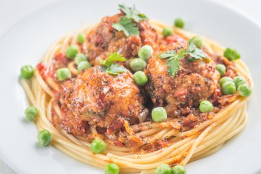 Türkiye'de köfte makarna ve taze bezelye
