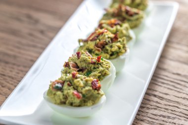Pastırma guacamole baharatlı ve acılı yumurta