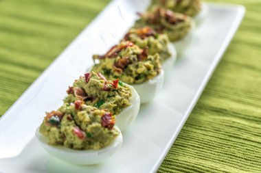Pastırma guacamole baharatlı ve acılı yumurta