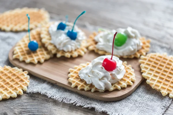 Krem şanti ile Belçika waffle — Stok fotoğraf