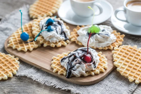 Gofres belgas con crema batida y cobertura de chocolate —  Fotos de Stock