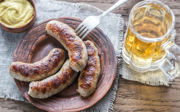 Salsichas grelhadas com copo de cerveja — Fotografia de Stock