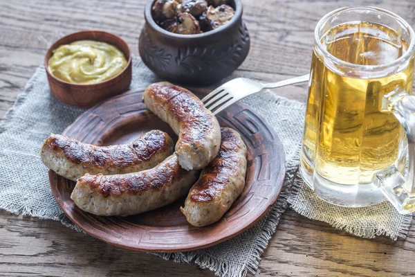 Salsichas grelhadas com cogumelos fritos — Fotografia de Stock