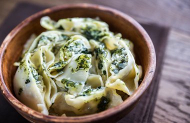 Tortellini ricotta ve ıspanak nane sosu altında