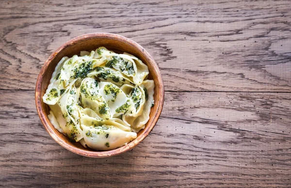 Tortellini ricotta ve ıspanak nane sosu altında — Stok fotoğraf