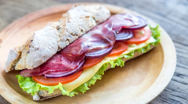 Sandwich with ham, cheese and fresh vegetables — Stock Photo, Image