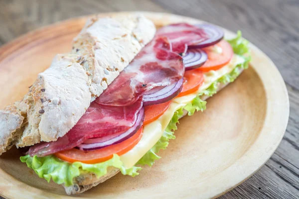 Sandwich with ham, cheese and fresh vegetables — Stock Photo, Image