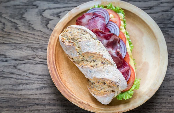 Sandwich au jambon, fromage et légumes frais — Photo