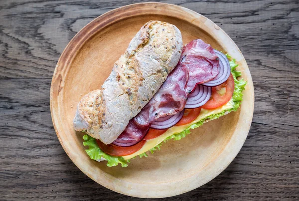 Sandwich au jambon, fromage et légumes frais — Photo