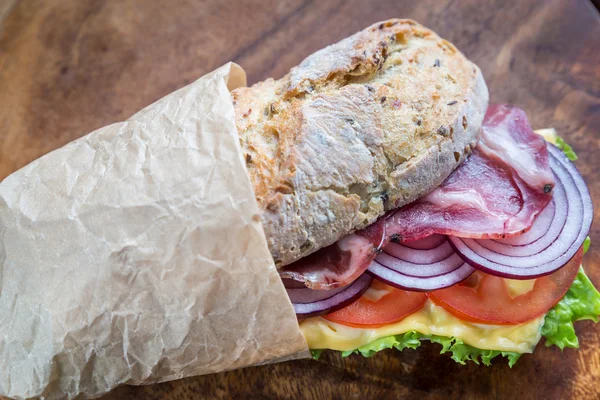 Sandwich met ham, kaas en verse groenten — Stockfoto