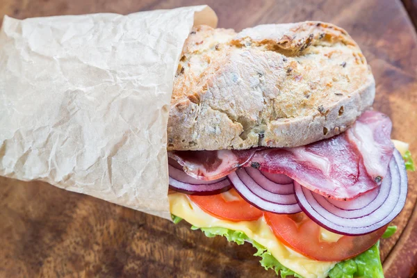Сэндвич с ветчиной, сыром и свежими овощами — стоковое фото