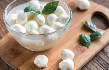 Taze Fesleğenli mozzarella Bocconcini kase