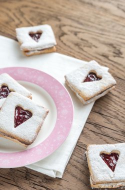 Cevizli kurabiye vişne dolgulu