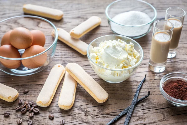 Ingrediënten voor tiramisu op de houten achtergrond — Stockfoto