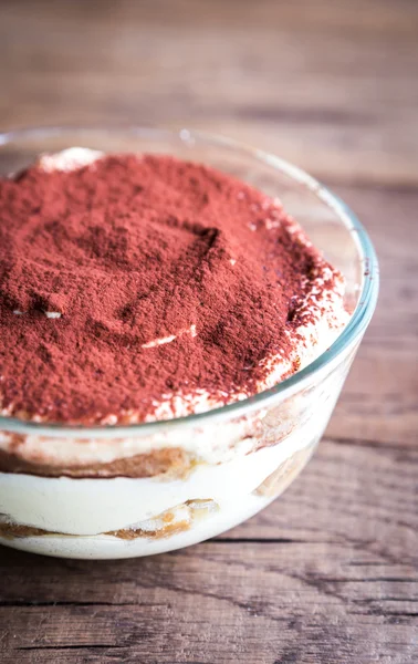 Tiramisù nella ciotola di vetro sullo sfondo di legno — Foto Stock