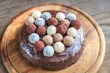 Sacher torte domalan ile dekore edilmiş