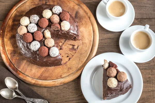 Része a Sacher torta, két csésze kávé — Stock Fotó