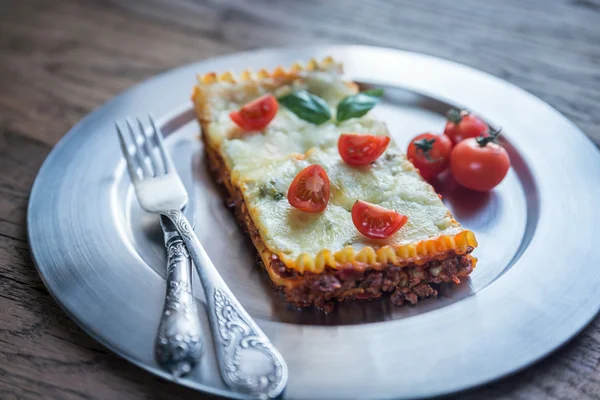 Lasagna a fém lemez — Stock Fotó