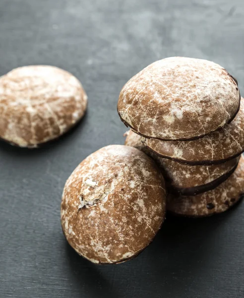 Lebkuchen auf dem hölzernen Hintergrund — Stockfoto