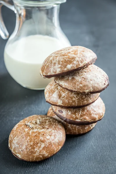 Gingerbread cakes with jug of milk — Stock Photo, Image