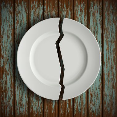 kırık beyaz plaka üzerinde eski ahşap masa