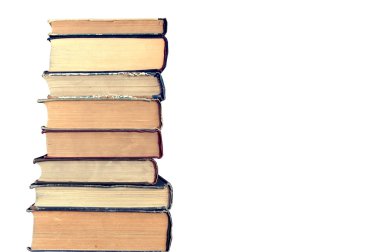 Beyaz arkaplanda izole edilmiş eski kitaplar