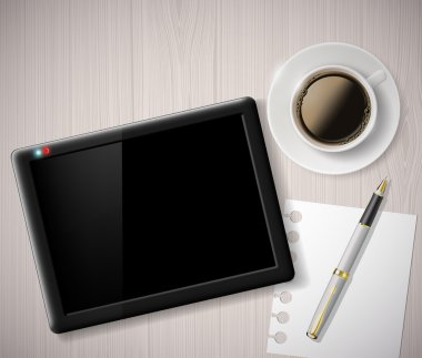 Fincan kahve ve bir dijital tablet masada