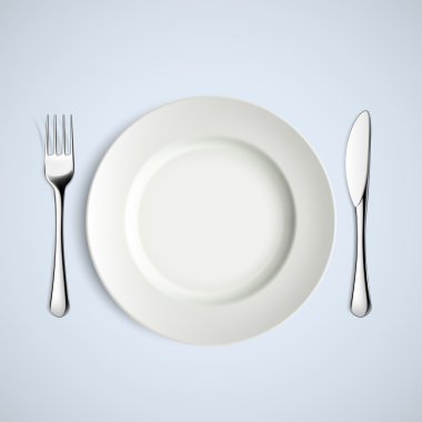 Beyaz tabak, çatal ve bıçak.