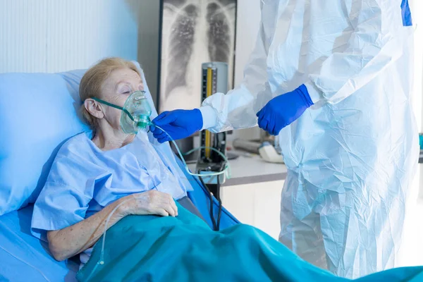 医疗小组把氧气面罩交给检疫室的19岁老人病人 在禁区内 白人妇女患有肺部感染 2019 2020年全球大流行病的一部分 — 图库照片