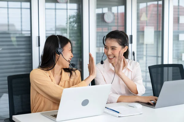Telemarketer operatörleri, teknik destek müşteri sorularını cevaplamak ve iletişim merkezinde beşlik çakmak için kulaklık kullanırlar. İş görüşmeleri, Müşteri hizmetleri, İletişim Telefonu