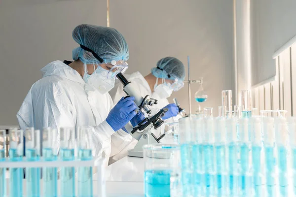 Bilim adamları kovid 19 virüs aşısını tıbbi bir laboratuvarda araştırmak için mikroskop kullanıyorlar. Bir doktor kimya laboratuvarında koronavirüsü araştırmak için biyoteknoloji kullanır. İlaç bilimi kavramları