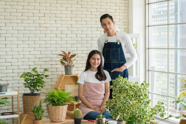 Genç Girişimci 'nin portresi, bitki satıcıları evdeki Online çiçekçi dükkanını açtı. Bahçede çalışan çiçekçiler ya da bahçıvanlar. Ticaret alışverişi, evden küçük teslimat işi.