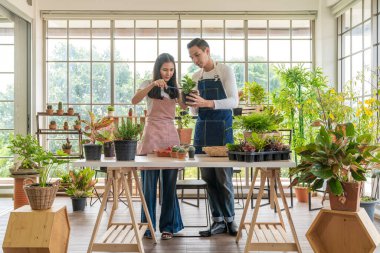 Genç Girişimci, Bitki Satıcıları Çevrimiçi Çiçek Fabrikası 'nı açtı. Bahçede çalışan çiçekçiler ya da bahçıvanlar. Ticaret alışverişi kavramları, evden küçük teslimat işleri.