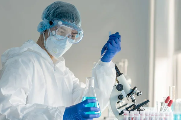 Bilim adamları covid-19 virüs aşısını tıbbi bir laboratuvarda araştırıyorlar. Bir doktor kimya laboratuvarında koronavirüsü araştırmak için biyoteknoloji kullanır. İlaç bilimi kavramları.