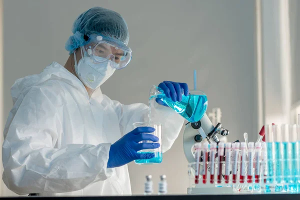 Bilim adamları covid-19 virüs aşısını tıbbi bir laboratuvarda araştırıyorlar. Bir doktor kimya laboratuvarında koronavirüsü araştırmak için biyoteknoloji kullanır. İlaç bilimi kavramları