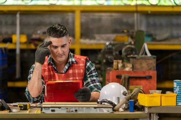 Ritratto Lavoratore Caucasico Premuroso Che Tiene Matita Guarda Gli Appunti — Foto Stock