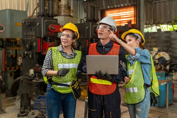 Gli Ingegneri Industriali Consultano Con Colleghi Femorali Durante Utilizzo Del — Foto Stock