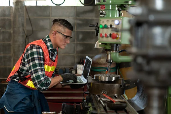 Ingeniero Técnico Caucásico Confianza Utiliza Computadora Portátil Para Mantener Controlar — Foto de Stock